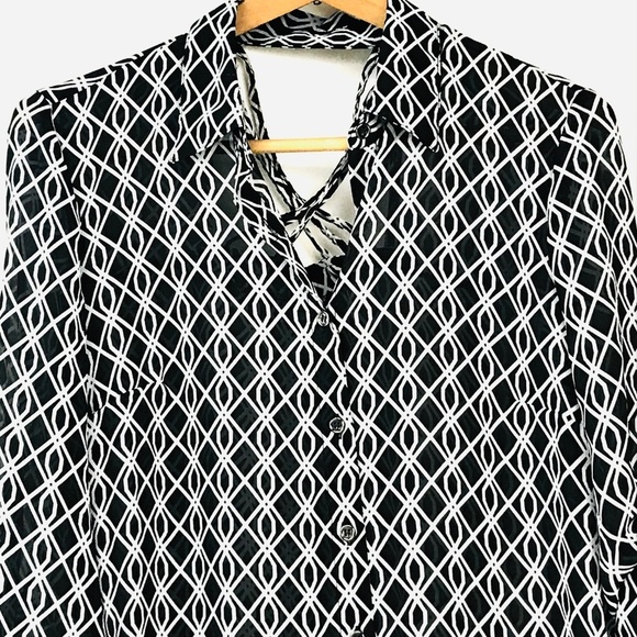 💙 5 for $25 💙 Unique Black & White Print Blouse - Picture 3 of 4
